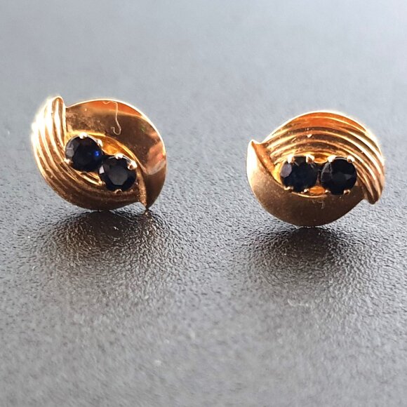 Dainty Vintage 14K Gold & Natural Sapphire Stud Earrings - Picture 4 of 12